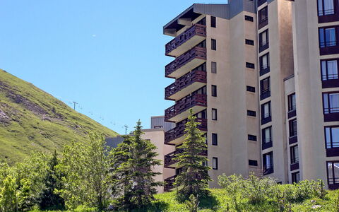 Tignes 338: Bygning, Himmel, Daytime, Vindue, Plante, Naturligt Miljø, Land Lot, Træ, Urban Design, Højhus
