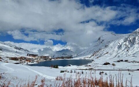 Tignes 338: Plante, Møbel, Himmel, Ejendom, Bord, Bygning, Sky, Vindue, Stol, Udendørs Møbler