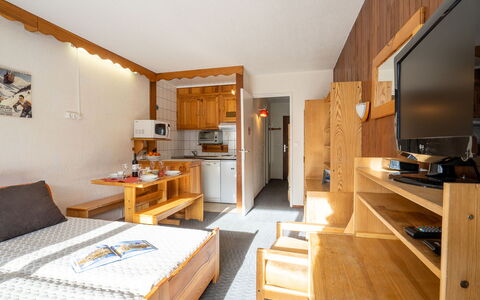 Tignes 338: Bord, Møbel, Cabinetry, Bygning, Billedramme, Skuffe, Komfort, Træ, Countertop, Indretning
