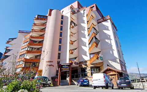 Val Thorens 650: Bygning, Himmel, Plante, Hjul, Højhus, Urban Design, Bil, Ejerlejlighed, Hus