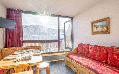 Val Thorens 650: Bord, Møbel, Couch, Ejendom, Bygning, Komfort, Billedramme, Træ, Gardin, Textile