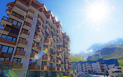 Hauts de Chaviere A13: Himmel, Bygning, Køretøj, Vindue, Lys, Natur, Bil, Azure, Blå, Urban Design