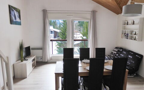 Les Contamines 300: Værelse, Ejendom, Bygning, Møbel, Spisestue, Indretning, Etage, Hus, Loft, Bord