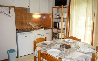 La Borgia A, B, C 300.1: Bord, Cabinetry, Møbel, Ejendom, Bygning, Stol, Countertop, Træ, Indretning, Køkken