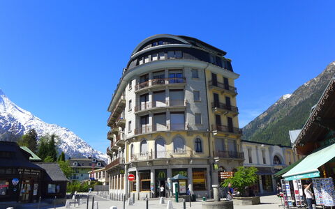 Chamonix 210: Himmel, Bygning, Bjerg, Vindue, Urban Design, Sne, City, Facade, Hus