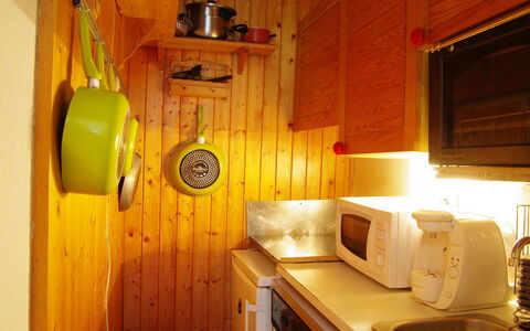 Chamonix 210: Værelse, Møbel, Indretning, Træ, Hus, Cabinetry, Bygning, Køkken