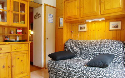 Chamonix 210: Møbel, Cabinetry, Ejendom, Træ, Indretning, Komfort, Gulvbelægning, Etage, Skuffe, Væg