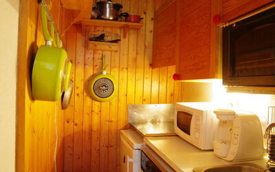 Le Carlton 210.5: Værelse, Møbel, Indretning, Træ, Hus, Cabinetry, Bygning, Køkken