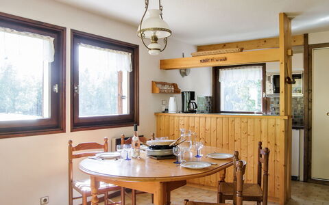 Les Pelarnys: Bord, Møbel, Ejendom, Vindue, Bygning, Træ, Indretning, Belysning, Etage