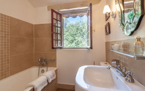 La Réalière: Badekar, Sanitærarmatur, Tap, Ejendom, Fotografi, Grøn, Hvid, Badeværelse, Håndvask, Azure