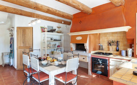 Mas de L'Oulivier: Bord, Ejendom, Møbel, Cabinetry, Træ, Countertop, Indretning, Køkken, Etage, Gulvbelægning