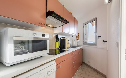 Les Jardins del Mar: Countertop, Cabinetry, Møbel, Køkken Apparat, Bygning, Komfur, Køkken, Husholdningsapparat, Vindue, Mikrobølgeovn