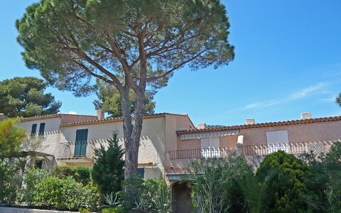 Cavalaire 370: Plante, Himmel, Bygning, Ejendom, Vindue, Sky, Træ, Urban Design, Kvarter, Hus