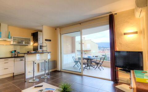 Cavalaire 450: Møbel, Bord, Ejendom, Cabinetry, Countertop, Belysning, Træ, Bygning, Køkken, Stue