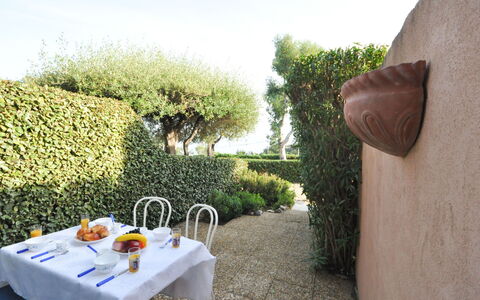 Les Jardins de la Mer: Bygning, Ejendom, Møbel, Vindue, Komfort, Træ, Indretning, Skygge, Etage