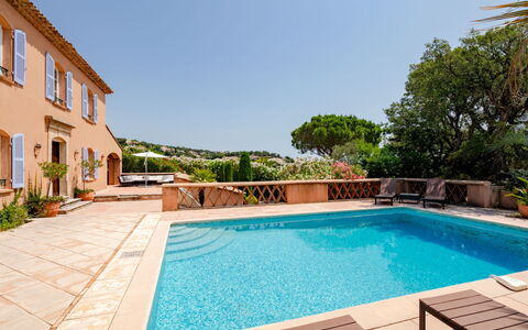 La Bastide Rose: Vand, Plante, Himmel, Svømmepøl, Azure, Bygning, Vindue, Træ, Fritid, Skygge
