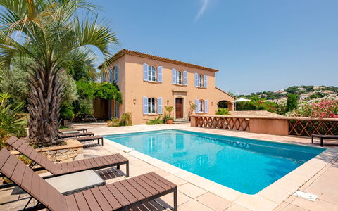 La Bastide Rose: Plante, Himmel, Vand, Ejendom, Bygning, Svømmepøl, Azure, Træ, Belysning, Indretning