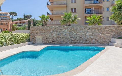 Sainte Maxime 280: Vand, Ejendom, Daytime, Bygning, Azure, Plante, Blå, Svømmepøl, Vindue, Himmel