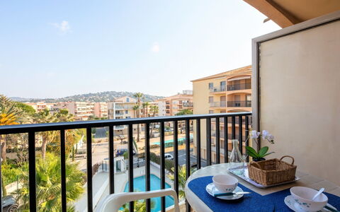 Sainte Maxime 280: Himmel, Bygning, Ejendom, Bord, Møbel, Plante, Azure, Arkitektur, Vindue, Indretning