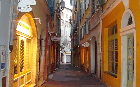 Vieux Nice: Bygning, Vindue, Infrastruktur, Orange, Vejbelægning, Hus, Kvarter, Træ
