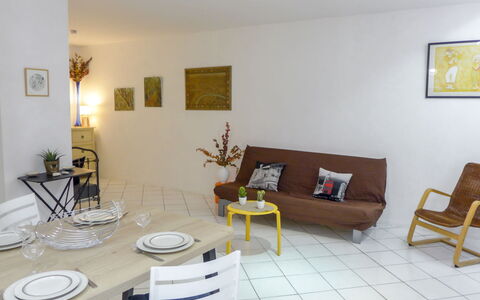 Vieux Nice: Billedramme, Møbel, Bord, Ejendom, Plante, Stueplante, Couch, Træ, Arkitektur, Komfort