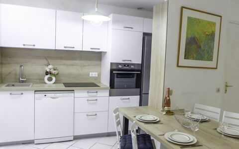 Vieux Nice: Cabinetry, Køkkenvask, Håndvask, Møbel, Countertop, Bord, Bygning, Billedramme, Tap, Komfur