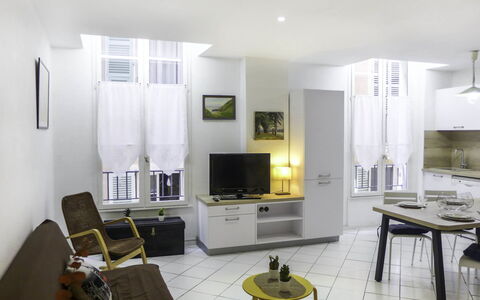 Vieux Nice: Møbel, Indretning, Gulvbelægning, Couch, Etage, Stue, Husholdningsapparat, Træ, Komfort, Hårdttræ