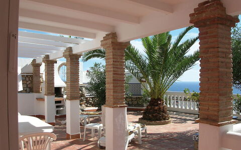 Villa Mimosa: Kolonne, Bygning, Ejendom, Veranda, Arkitektur, Ejendom, Skygge, Arch