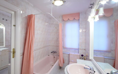 Villa Mimosa: Badeværelse, Ejendom, Værelse, Sanitærarmatur, Lyserød, Indretning, Hus, Etage, Ejendom, Toilet