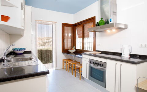 Villa Tulipán: Værelse, Ejendom, Countertop, Køkken, Møbel, Cabinetry, Indretning, Bygning, Hus, Ejendom