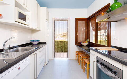 Villa Tulipán: Ejendom, Værelse, Countertop, Køkken, Cabinetry, Møbel, Bygning, Indretning, Hus, Ejendom