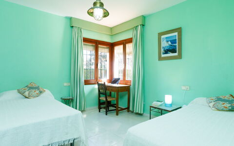 Villa Tulipán: Soveværelse, Værelse, Møbel, Ejendom, Grøn, Sengetøj, Seng, Turquoise, Blå, Indretning