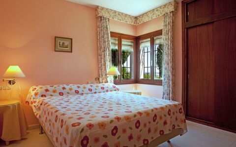 Villa Tulipán: Soveværelse, Værelse, Seng, Ejendom, Møbel, Sengetøj, Bed Frame, Indretning, Etage, Væg