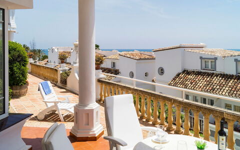 Mijas Beach: Himmel, Møbel, Bygning, Bordservice, Bord, Plante, Stol, Badeby, Udendørs Møbler, Skygge