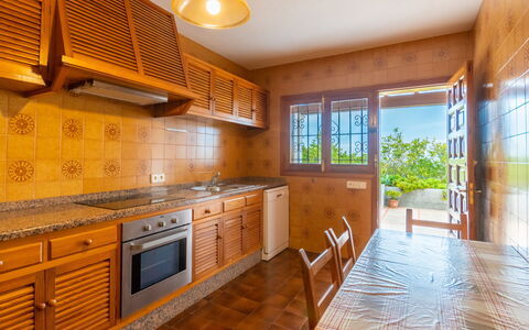 Can Pep Jaume: Countertop, Cabinetry, Møbel, Ejendom, Bygning, Plante, Vindue, Køkken, Træ, Køkken Apparat