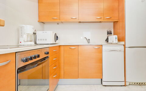 Edificio Nautic: Orange, Cabinetry, Køkken, Værelse, Møbel, Ejendom, Countertop, Større Bandage, Indretning, Skab