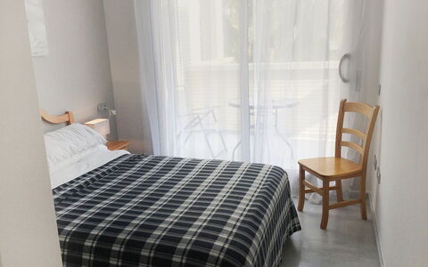 Dénia 170: Soveværelse, Møbel, Værelse, Seng, Ejendom, Sengetøj, Bed Frame, Gardin, Indretning, Sengetøj