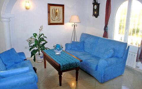 Villa Ma-Nita: Værelse, Møbel, Ejendom, Blå, Stue, Majorelle Blue, Indretning, Etage, Bygning, Turquoise