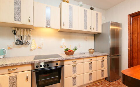 Jara: Countertop, Værelse, Møbel, Cabinetry, Ejendom, Køkken, Indretning, Flise, Bygning, Etage