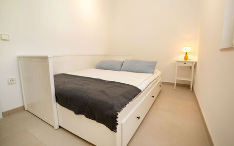 Jara: Soveværelse, Seng, Møbel, Værelse, Ejendom, Etage, Bed Frame, Sengetøj, Væg, Indretning