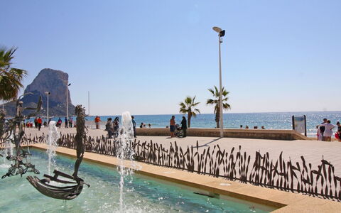 Calpe Calp 178: Vand, Bygning, Himmel, Daytime, Ejendom, Svømmepøl, Azure, Vindue, Højhus, Plante