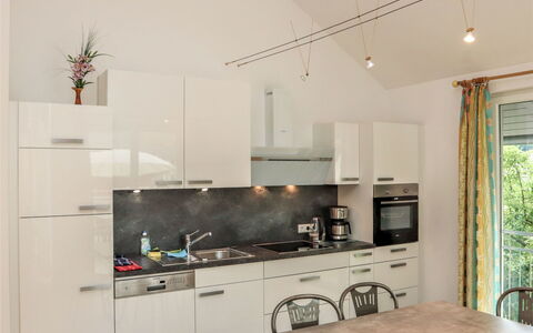 Bammer: Cabinetry, Tap, Countertop, Håndvask, Køkken, Komfur, Indretning, Køkkenvask, Bygning, Træ