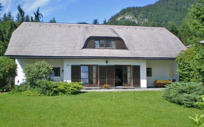 Sankt Wolfgang im Salzkammergut 50: Plante, Bygning, Himmel, Ejendom, Vindue, Sky, Træ, Hus, Land Lot, Naturlige Landskab