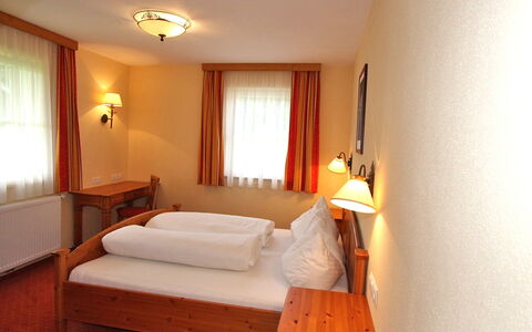 Altenmarkt im Pongau 300: Soveværelse, Seng, Værelse, Møbel, Ejendom, Sengetøj, Bed Frame, Madras, Indretning, Sengetøj