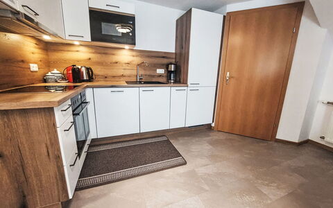 Haus Toferer: Gulvbelægning, Træ, Etage, Indretning, Cabinetry, Trægulve, Møbel, Countertop, Værelse, Køkken