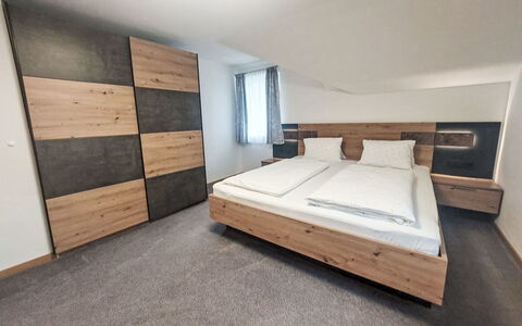 Haus Toferer: Træ, Soveværelse, Gulvbelægning, Indretning, Etage, Seng, Værelse, Bed Frame, Sengetøj, Lejlighed
