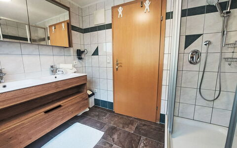 Haus Toferer: Sanitærarmatur, Gulvbelægning, Etage, Indretning, Vvs, Badeværelse, Værelse, Tap, Badeværelsesvask, Håndvask