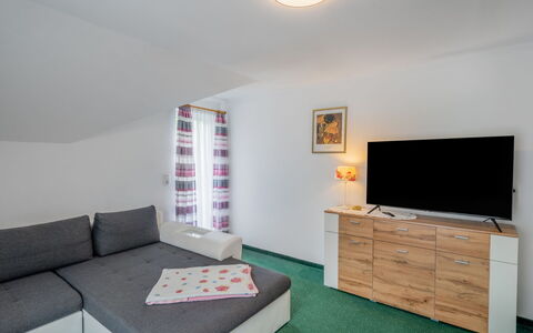 Haus Toferer: Ejendom, Møbel, Cabinetry, Komfort, Indretning, Træ, Gulvbelægning, Etage, Stue, Skuffe