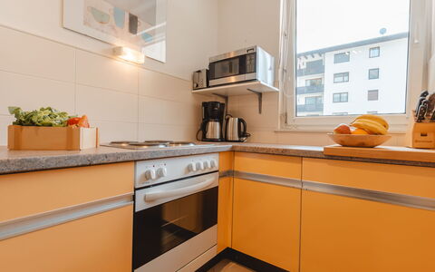 Martini: Countertop, Ejendom, Cabinetry, Tap, Håndvask, Køkkenvask, Køkken, Vindue, Blomsterkrukke, Køkken Apparat