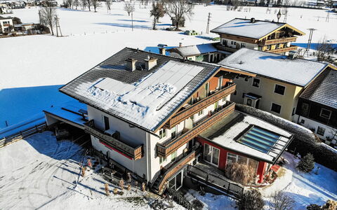 Zell am See 320: Hus, Bjergkæde, Hældning, Hill Station, Dal, Alps, Sne, Altan, Glacial Landskabsform, Vinter